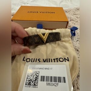Louis Vuitton monogram bracelet size 17
